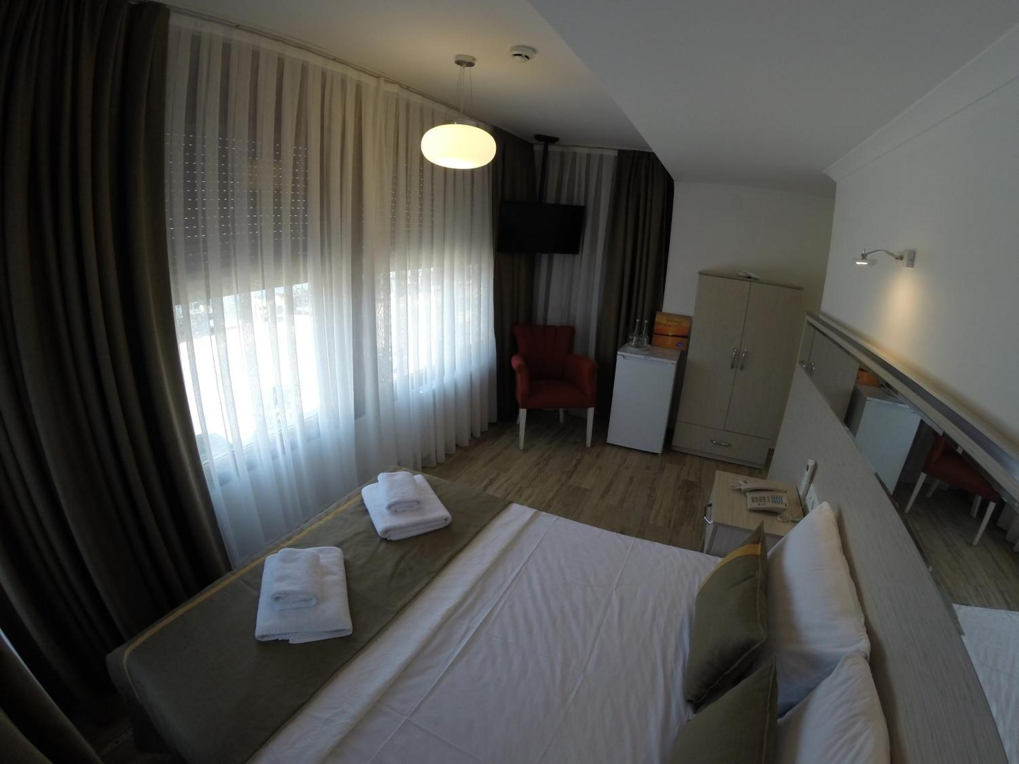 Yakamoz Otel อูร์ลา ภายนอก รูปภาพ