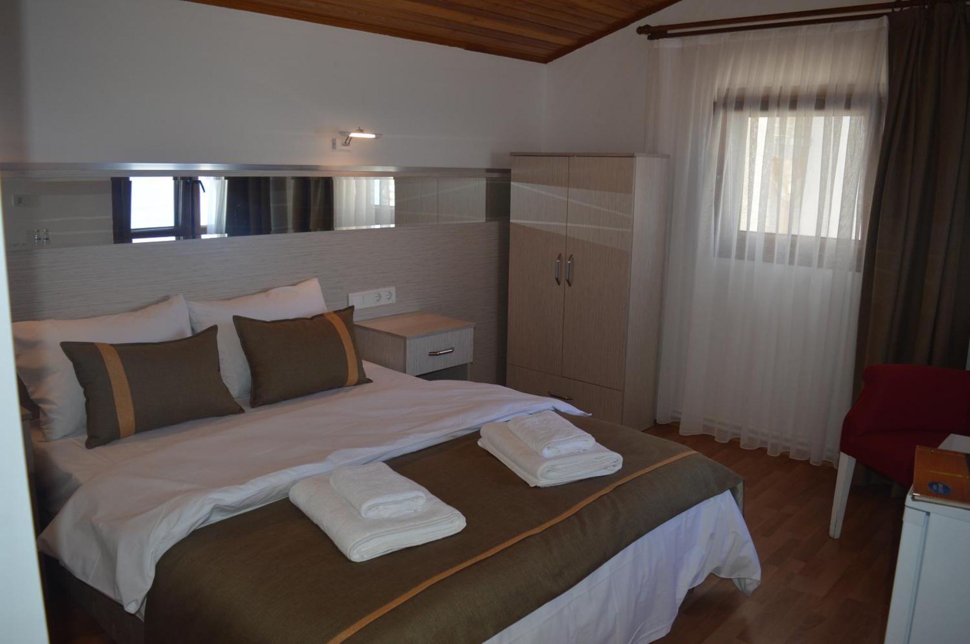 Yakamoz Otel อูร์ลา ภายนอก รูปภาพ