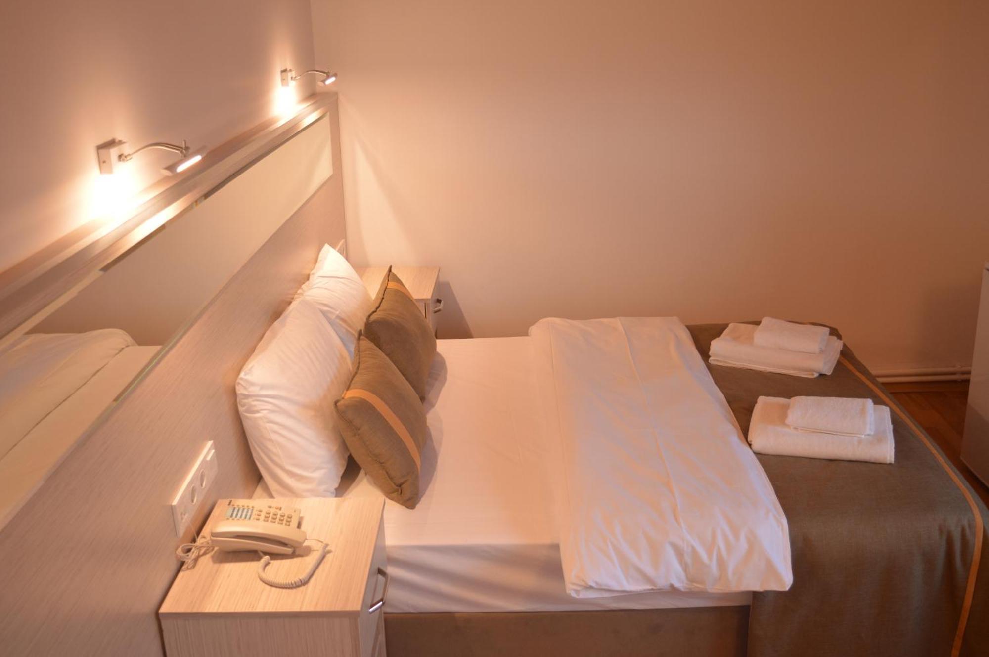 Yakamoz Otel อูร์ลา ภายนอก รูปภาพ
